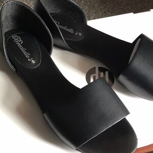 Breckelles Women's Black Open-Toe Flats